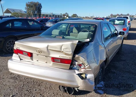 1998 Toyota Camry Le z USA, uszkodzony, nr VIN JT2BG22K4W0146417